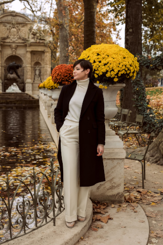Laëtitia Hedde with a cream and black outfit