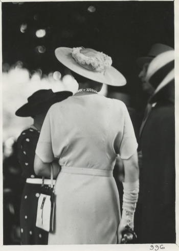 Unknown woman from behind in dress with hat, Frères Séeberger photograph (thumbnail)
